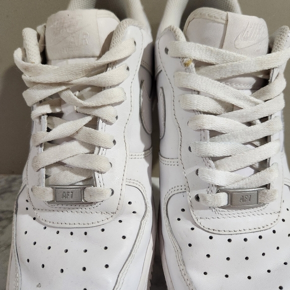 Nike Air Force 1 '07 Low Triple White Athletic Shoes CW2288-111 Size 25.5 Cm 8.5 - Picture 3 of 8